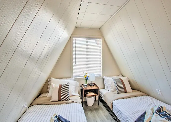 Charming A-frame Dog Friendly! Holiday home Evanston
